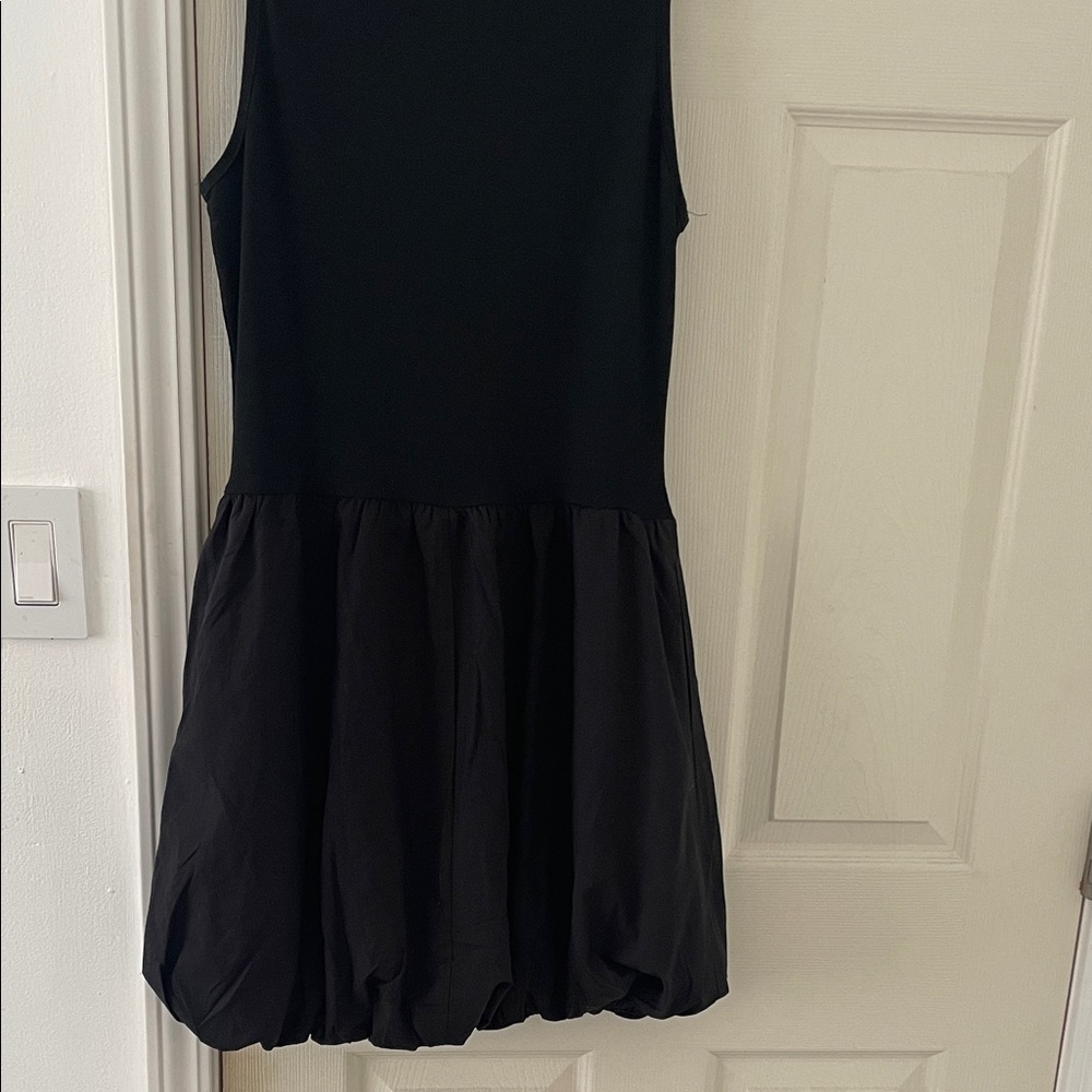 Elegant Black Sleeveless Dress - Picture 8 of 10